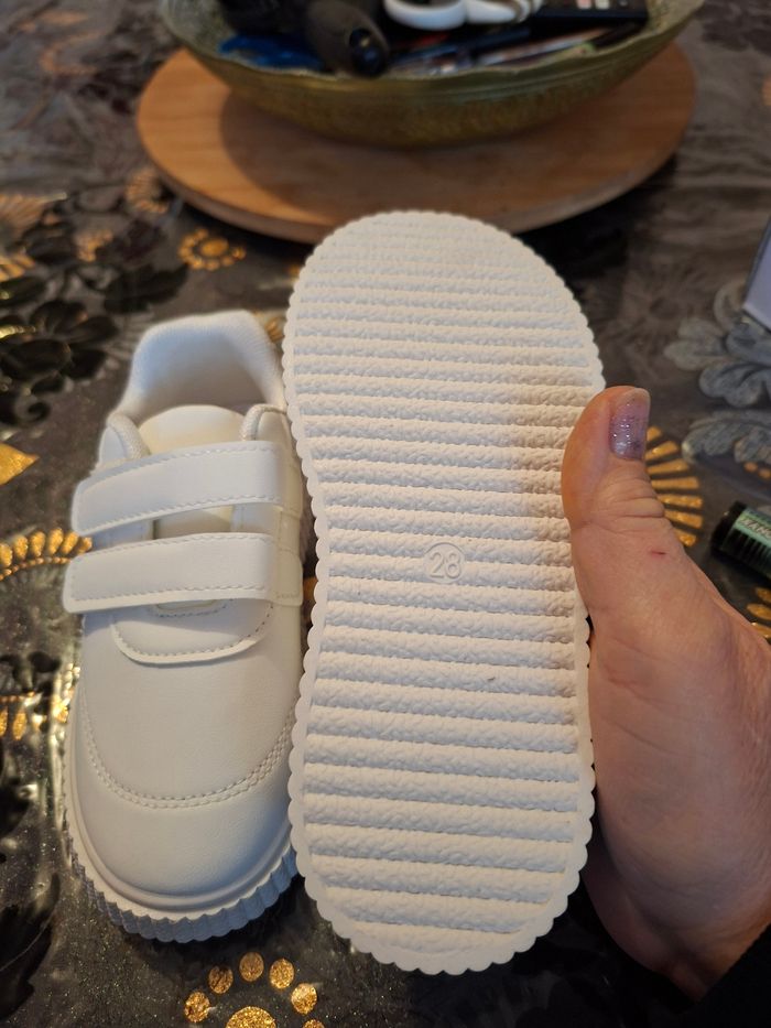 Basket blanche motif coeur sur coter fille taille 28 neuf prix 8 euro - photo numéro 4