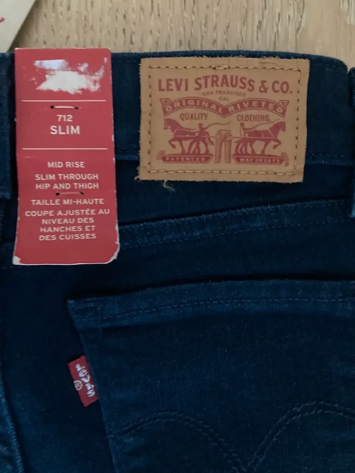 Levi’s 712 23x30 slim taille mi haute coupe ajustée au niveau des hanches cuisses bleu marine - photo numéro 6