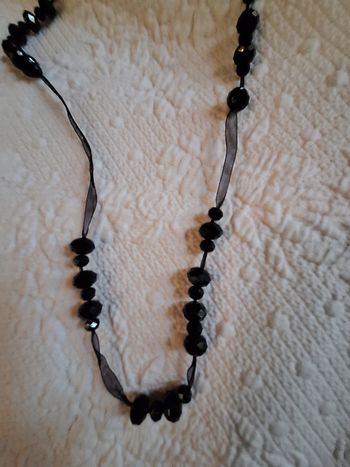 Joli collier de perles noires