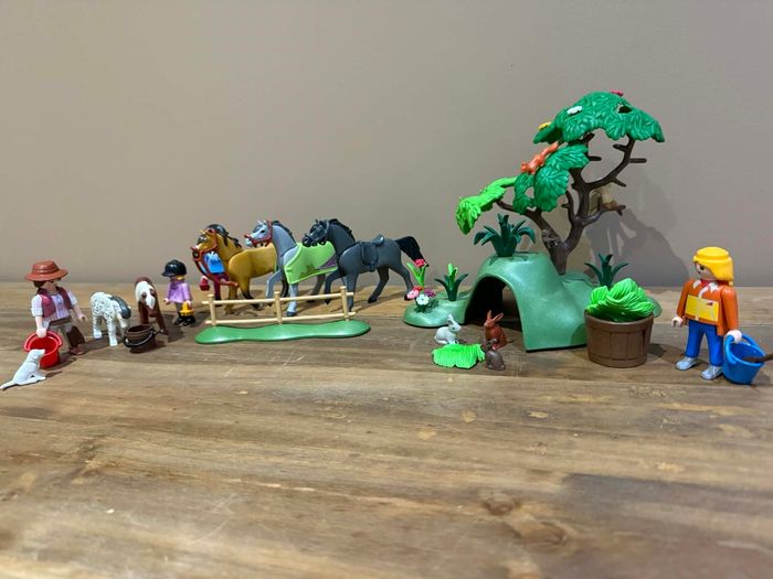 Lot playmobil chevaux et terrier lapin avec arbres et verdures