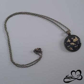 Sautoir, en acier inoxydable couleur bronze et en resine, noir pailletée avec des feuilles dorées