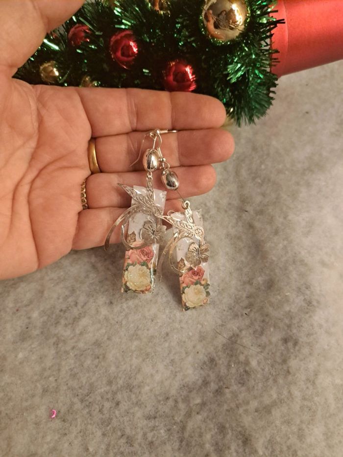 Boucles d'oreilles pendante avec pendentif florale résine - photo numéro 9