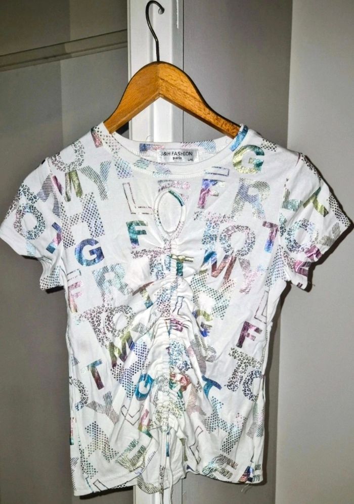 Tee-shirt blanc avec écritures multicolores