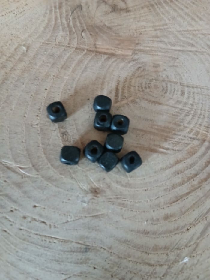 Lot de 30gramme de perles en bois cube noir - photo numéro 3