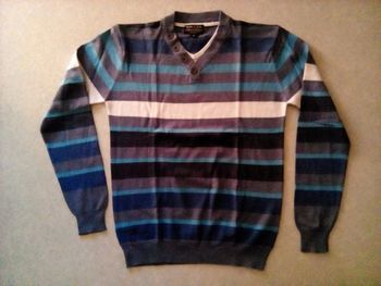 PULL rayé gris/blanc/marine/bleu ciel. Col en V avec faux boutonnage