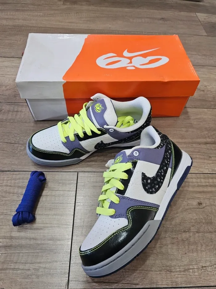 Très belles baskets Nike Air Mogan, blancnoir, pointure 38,5