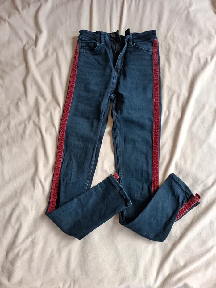 jeans femme bleu, bande rouge, taille 34, marque Zara, en très bon état