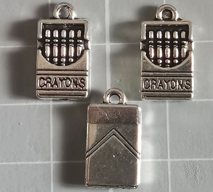 3 x Pendentifs "boîte de crayons" en métal argenté. - photo numéro 2