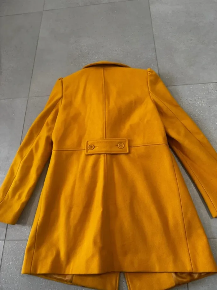 Manteau orange Naf Naf, il ya des traces sur les manches, taille 38 - photo numéro 4
