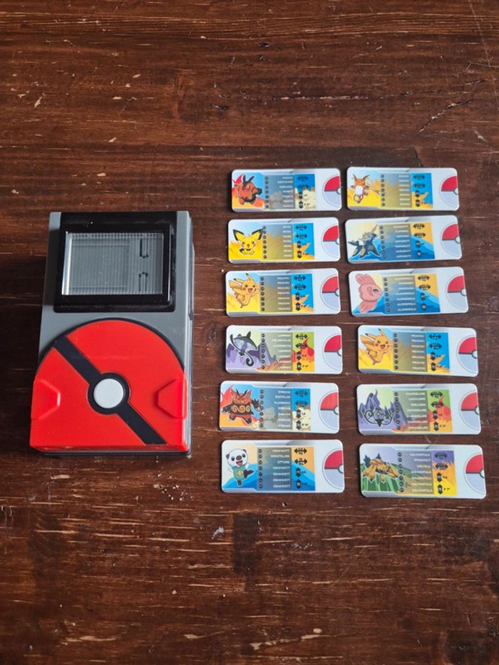 Pokémon Pokedex Trainer Kit System + 12 Tags Cartes Tomy 2013