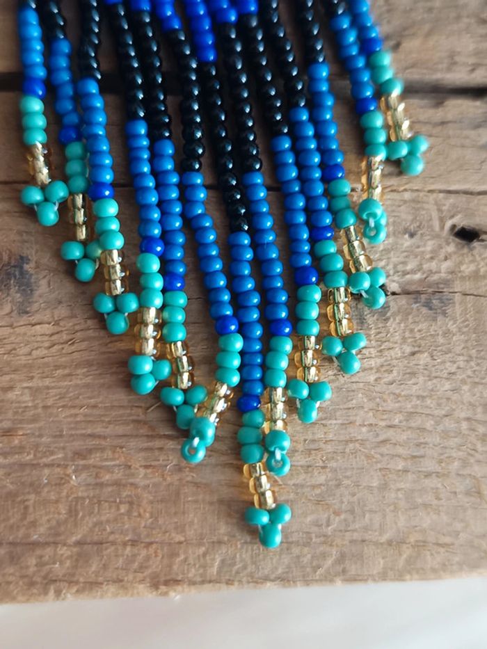 Boucles d'oreilles pendantes perles bleues - photo numéro 3