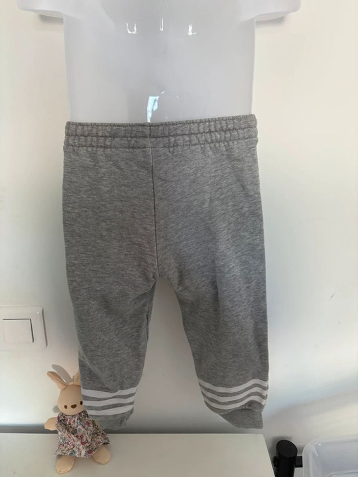 Jogging Adidas 18-24 mois - Gris - Très bon état - photo numéro 2