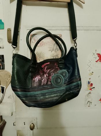 sac à bandoulière noir motifs bleus/Roses Desigual.
