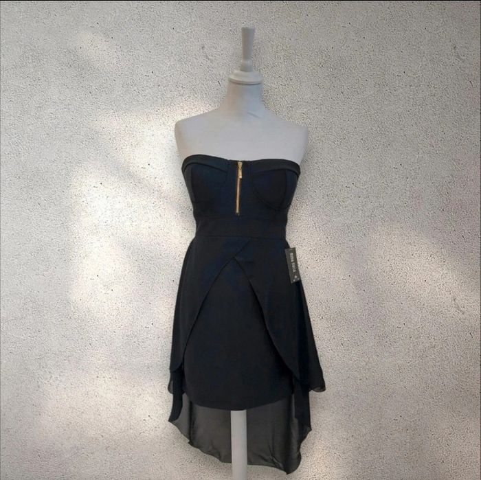Robe bustier noire asymétrique drapée fluide à l'arrière neuve avec étiquette