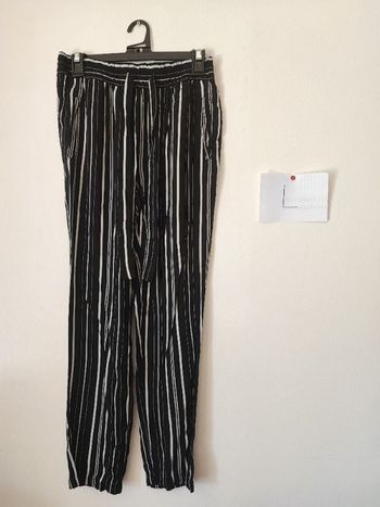 12 – Pantalon fluide noir à rayures blanches ⚫