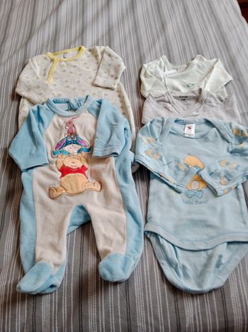 lot de vêtements taille 1 mois