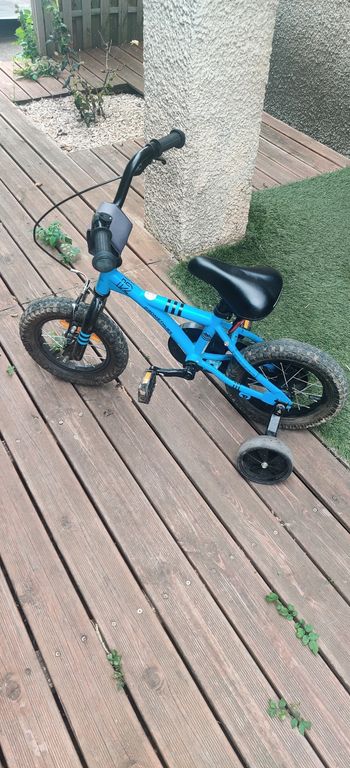 Vélo bleu d'apprentissage avec petites roues