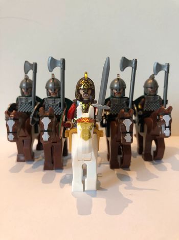 Figurine type lego Théoden à cheval et 4 cavaliers à la hache du Rohan. le seigneur des anneaux