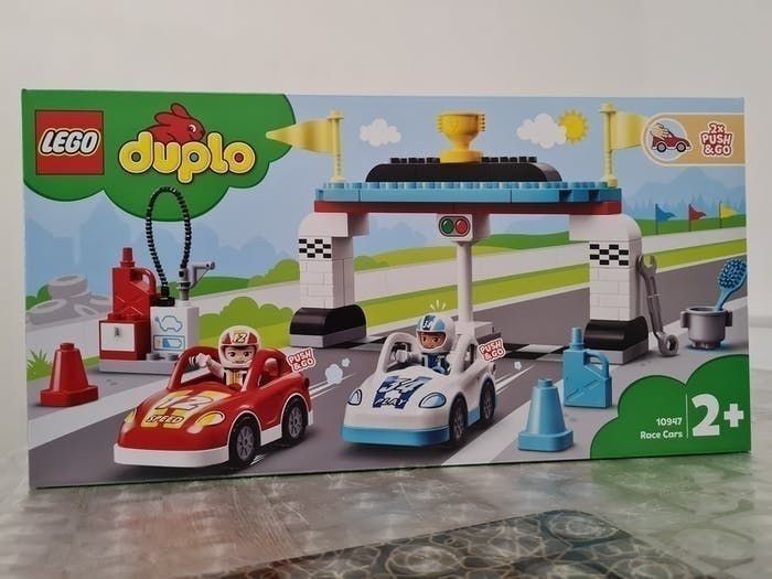 LEGO 10947 - Les Voitures de courses.