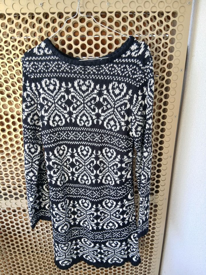 Robe pull courte noire et blanche