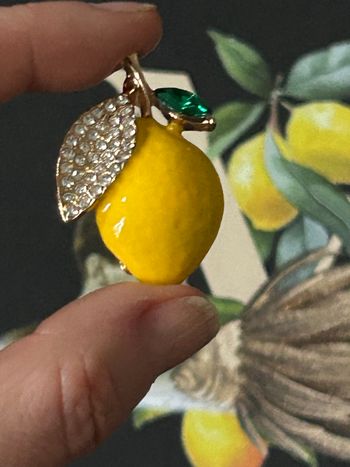 Broche, citron