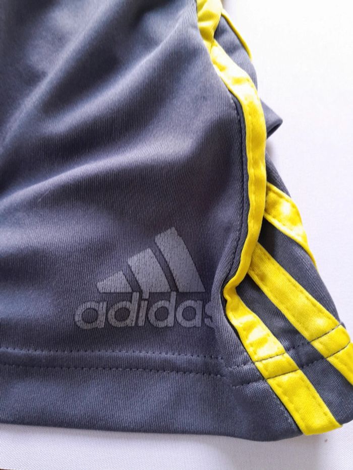 Short adidas taille M - photo numéro 3