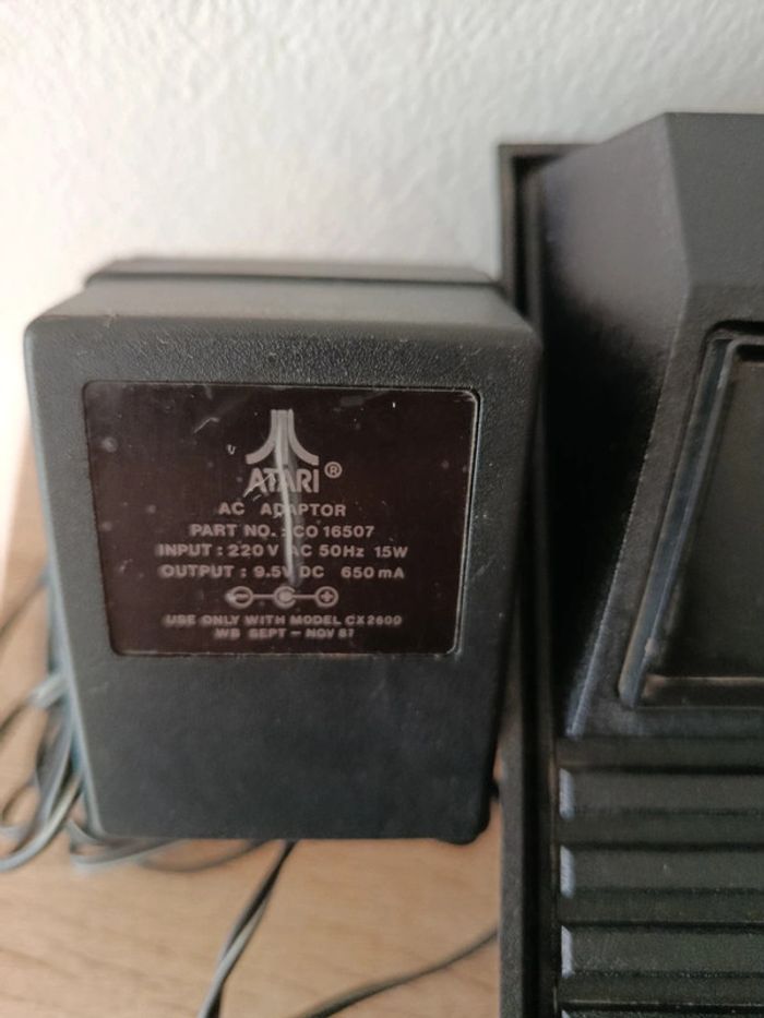 Console vintage Atari 2600 avec manettes et jeux - photo numéro 8