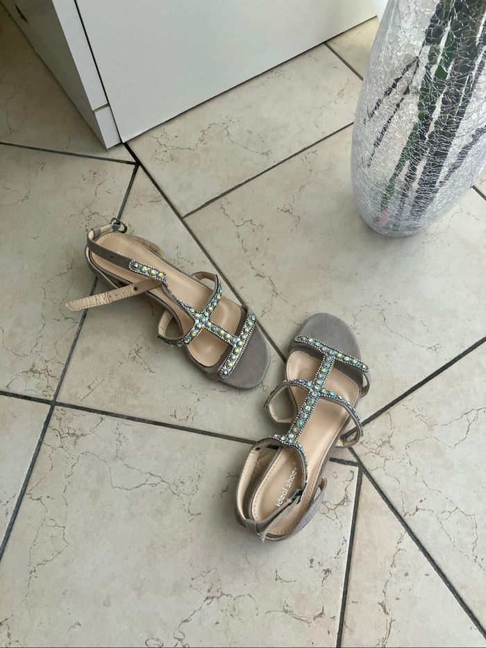 Chaussures à petits talons avec strass T.40 - photo numéro 10