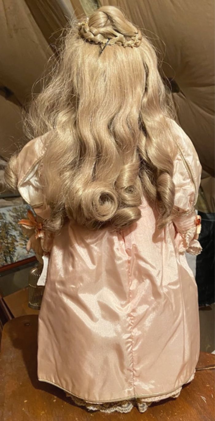 Poupée de collection en porcelaine Guenièvre de Mundia - photo numéro 3