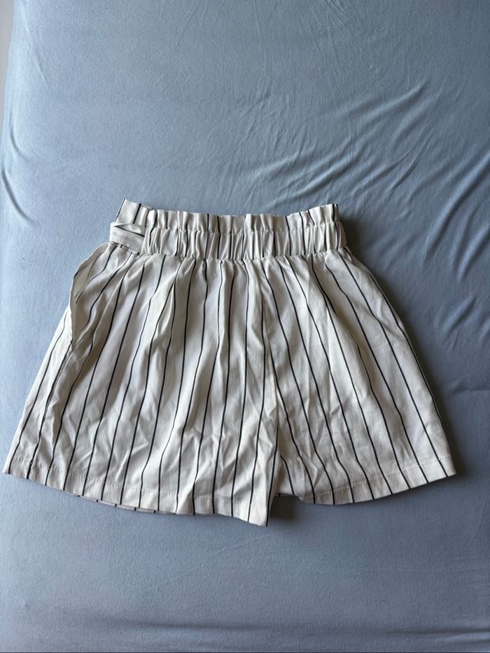 Short taille haute rayé blanc et noir Bershka - photo numéro 3