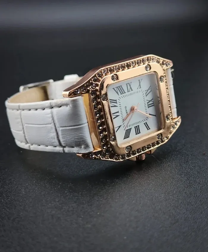 Montre rectangulaire, blanche, style ancien