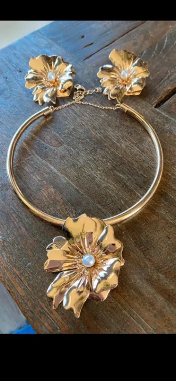 Magnifique parure avec collier et boucles d’oreilles avec fleurs et perles