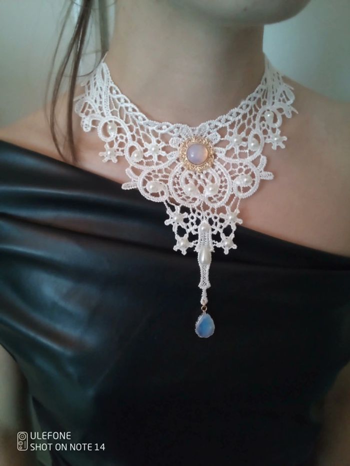 Collier plastron bohème dentelle blanche et pierres d'opaline