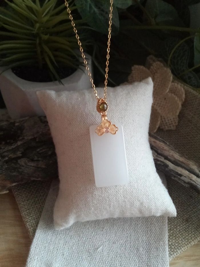 Collier pendentif pierres de jade et tourmaline verte