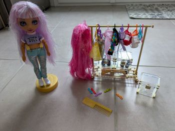 Rainbow high studio mode avec vêtements, chaussures, penderie,....