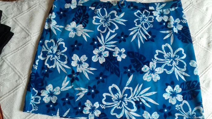 Jupe de bain bleu et blanche taille 46