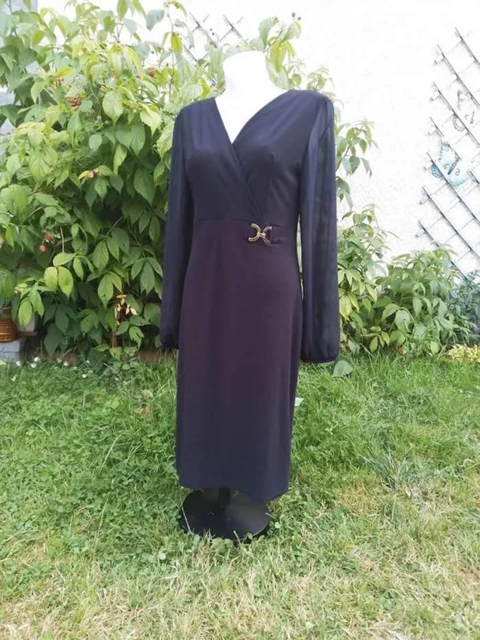 robe noire manches transparentes et boucle dorée taille M cassis