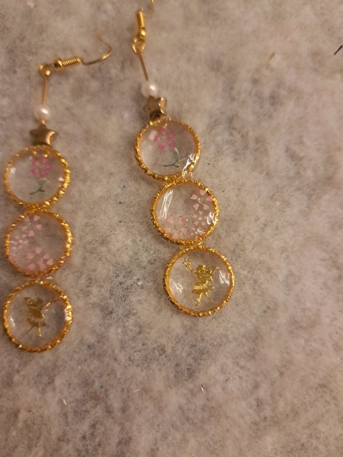 Boucles d'oreilles pendante en résine multicolore et doré - photo numéro 4