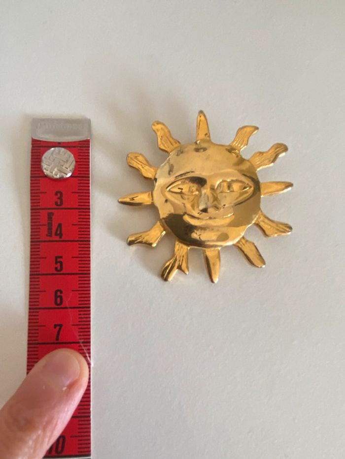 Broche vintage soleil avec visage en métal doré - photo numéro 7