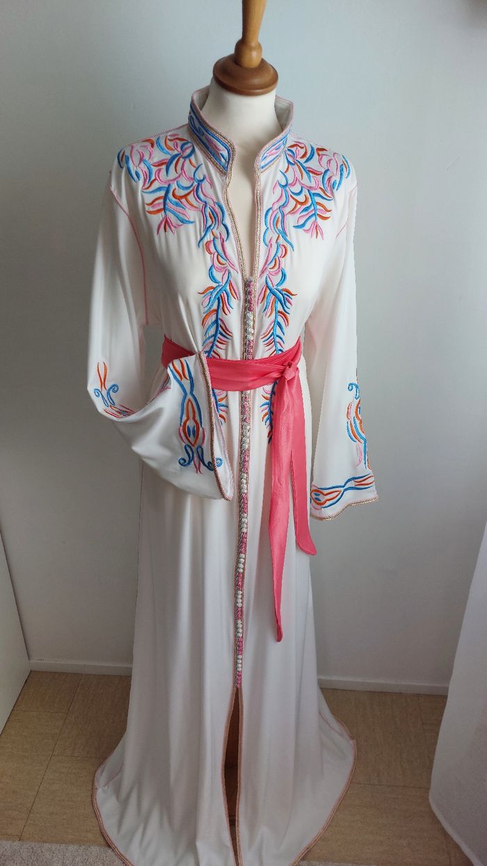 Caftan blanc avec broderie neuf jamais porté