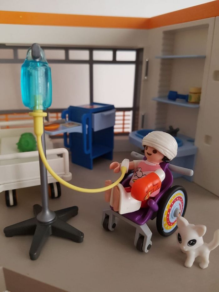 Playmobil hôpital aménagé avec docteur et accessoires - photo numéro 3