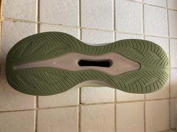 2 paires de chaussures de sport neuves