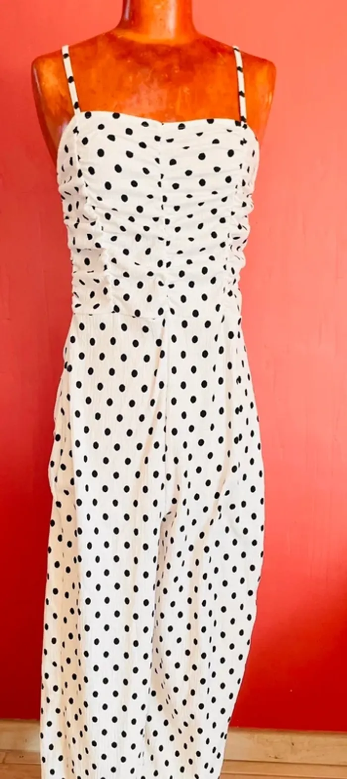 Jolie combinaison blanche à pois noirs - photo numéro 2
