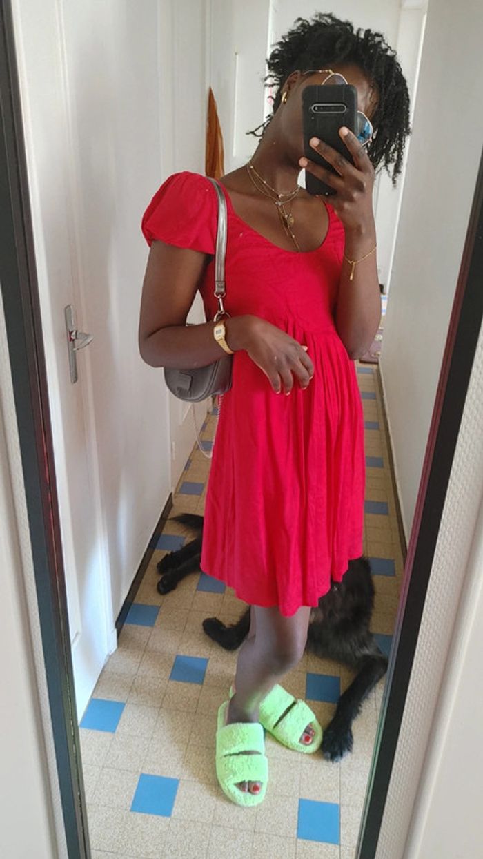 Magnifique rouge brillant vibrant petite manche bouffante col rond