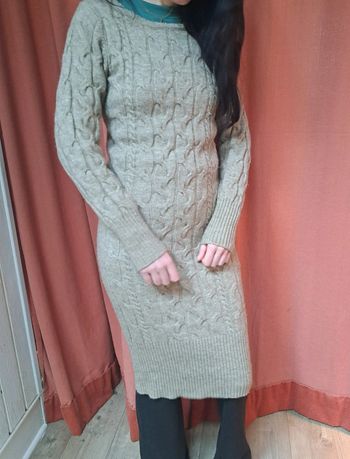 Robe pull en maille laine côtelée chinée.