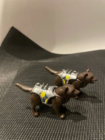 Playmobil lot 2 figurines loups marron avec selles novelmore 70225 animaux sauvages