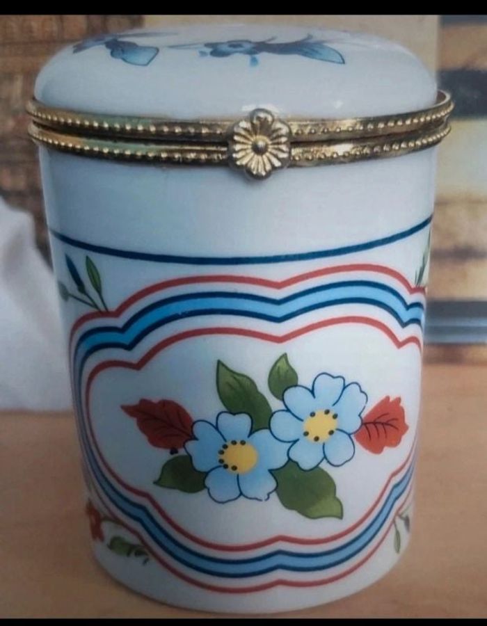 Petite boîte fleurie vintage