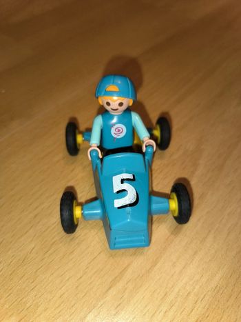 Enfant Playmobil avec voiture de course