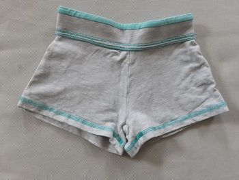 Short gris clair et bleu