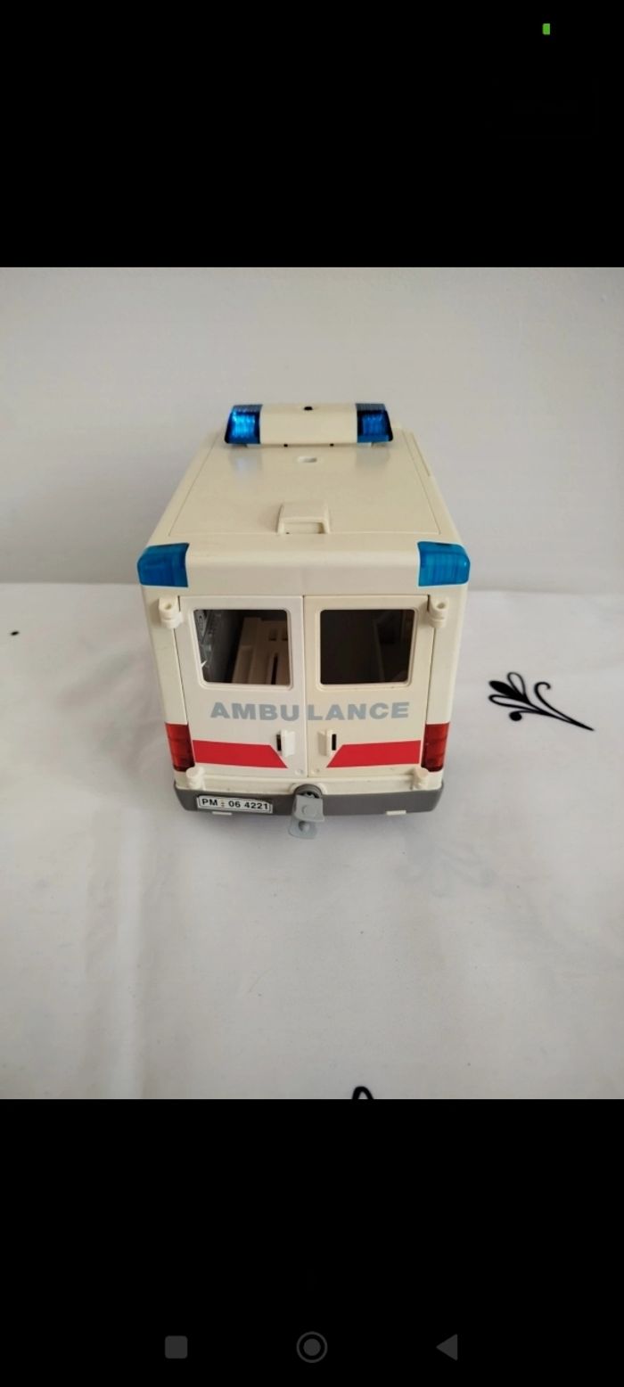 Ambulance lumineuse Playmobil avec 5 personnages et accessoires Playmobil - photo numéro 5